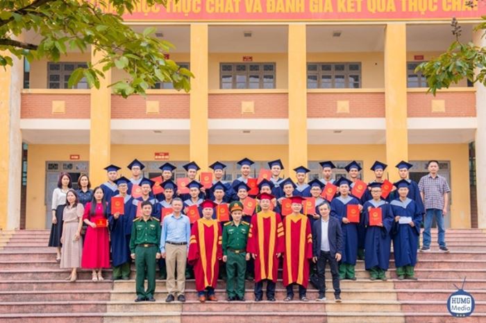Đoàn cán bộ Trường Đại học Mỏ - Địa chất đi thăm và trao Bằng tốt nghiệp đại học cho các em sinh viên đang tham gia khóa đào tạo sĩ quan dự bị tại Trường Quân sự Quân khu 2